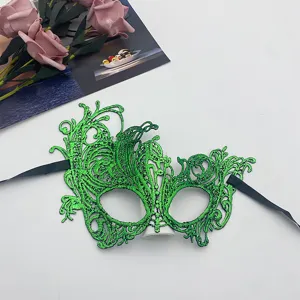 Vista dettagliata della maschera in pizzo verde, ideale per feste di Halloween e balli.