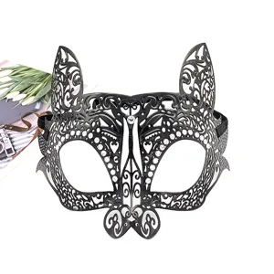 Detailansicht der schwarzen filigranen Maskenmaske mit Strasssteinen, Halbgesicht Requisite.