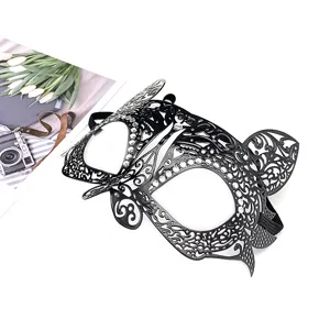 Schwarze Metall hohle Maske mit funkelnden Strasssteinen fuer Party Ball und Halloween Kostuem.