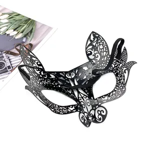 Detailansicht der schwarzen lasergeschnittenen Maskerade Maske mit Hasenohren für Halloween.