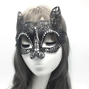 Nahaufnahme Detail der schwarzen Metall Maske mit glänzenden Strasssteinen und filigranem Design.