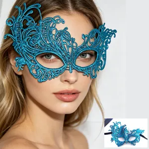Primo piano dettagliato della maschera in pizzo verdeacqua con ricami e dettagli raffinati.