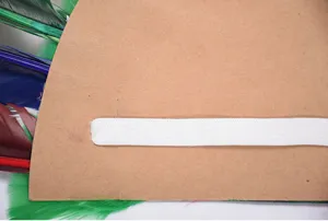 Détail arrière de la coiffe indienne en plumes colorées pour les fêtes et les cosplay.