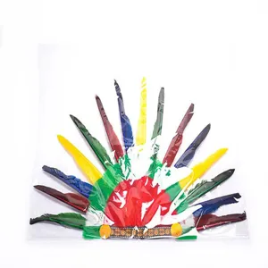 Détail de plume colorée de la coiffe de fête pour enfants COS, accessoire de costume traditionnel.