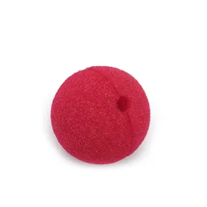 Rode spons clown neus detail foto, zacht schuim materiaal voor feest kostuum accessoires.