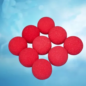Gedetailleerd overzicht van rode spons clown neus ballen gerangschikt voor feestaccessoires.