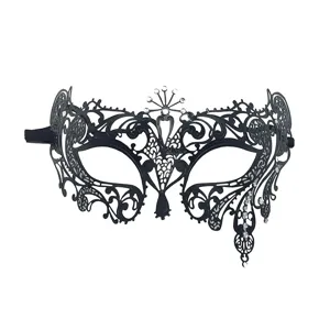 Maschera da maschera in metallo nero filigranato con strass per feste cosplay.