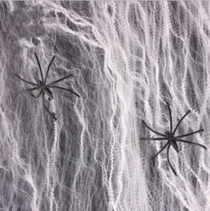 Detailopname van witte elastische Halloween spinnenweb katoen met realistische zwarte spinnen.