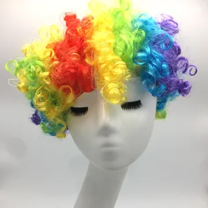 Kleurrijke regenboog krullende pruik detailweergave, perfect voor Halloween en cosplay.