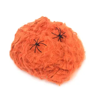 Halloween spinnenweb decoratie met kunststof spinnen voor enge feest rekwisieten.