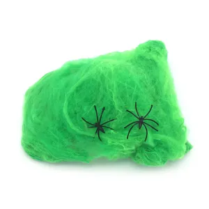 Groene Halloween spinnenweb decoratie met twee plastic spinnen detail voor spookhuis.