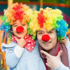 Kleurrijke clown pruik en rode spons neus set voor Halloween feest kostuum cosplay decoratie.