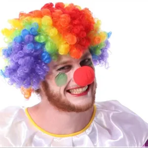 Kleurrijke krullende clown pruik met rode neus, perfect voor Halloween feesten en cosplay.