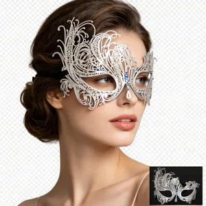 Splendida maschera in metallo argentato con strass blu per feste, Halloween ed eventi.