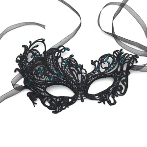 Vista dettagliata della maschera in pizzo nero con eleganti strass blu per feste.
