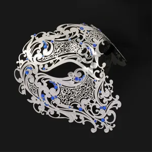 Primo piano dettagliato di maschera in filigrana argentata con strass blu brillanti.