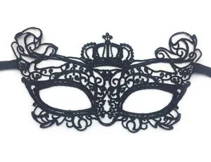 Schwarze Spitzenmaske Maskerade Detail, filigranes Kronenmuster Design, weiche Textur.