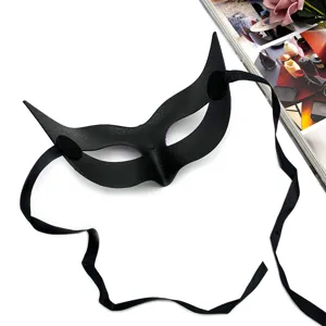 Primo piano della maschera di carnevale nera con nastri, accessorio per costume di Halloween