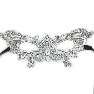 Máscara de encaje plateado vista de detalle, ideal para fiesta de Halloween y baile de máscaras.