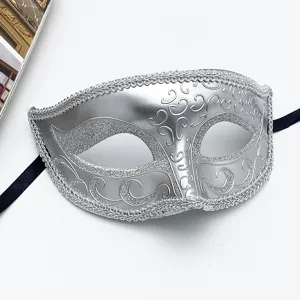 Primo piano dettagliato di maschera di Carnevale argentata con glitter e bordo decorato.