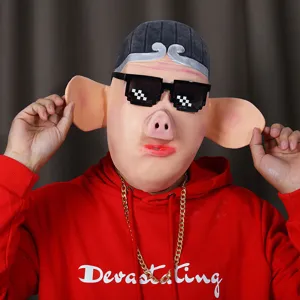 Primo piano dettagliato di una divertente maschera in lattice cosplay di Pig Bajie con occhiali.