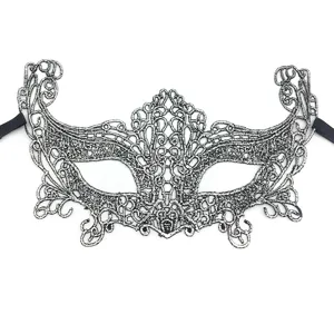 Detalle de máscara de encaje plateado, exquisito bordado para fiesta de mujeres y Halloween.