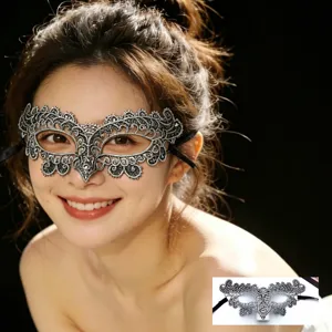 Detailaufnahme einer filigranen silbernen Spitzen-Maskerade-Maske, getragen von Model.