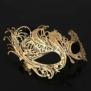 Dettaglio in primo piano della maschera in metallo dorato con strass scintillanti.
