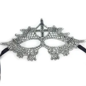 Máscara de encaje plateado con diseño de cruz gótica y cintas negras para fiesta de Halloween.