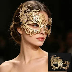 Squisita maschera in metallo dorato con strass per festa di Halloween costume e oggetti.