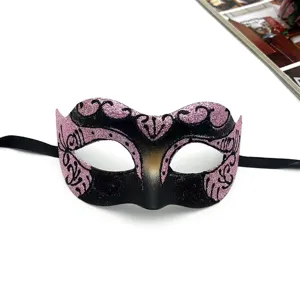 Dettagli della maschera di carnevale nera e rosa con glitter per feste di Halloween.
