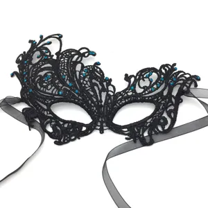 Squisita maschera in pizzo nero per feste in maschera con brillanti strass blu e dettagli unici.