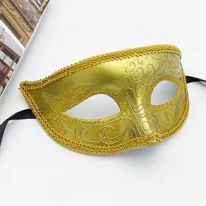 Dettaglio maschera ballo in maschera dorata, festa mezza faccia glitter vintage Halloween.