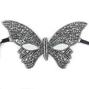 Detalle de máscara de mariposa de encaje plateado, ideal para Halloween y fiesta de disfraces.