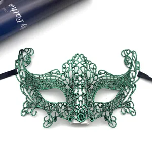 Dettaglio maschera in pizzo verde, squisito design ricamato per feste e eventi di halloween.