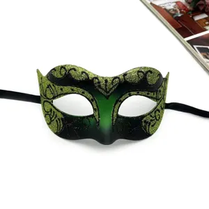 Maschera di carnevale con brillantini verde e nero, dettaglio viso per festa Halloween.