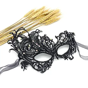 Maschera in pizzo nero con strass, elegante design a metà viso per feste e Halloween.
