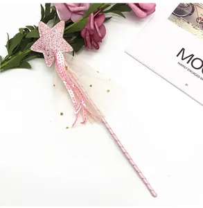 Vue détaillée d'une baguette de fée étoile rose pailletée avec tulle et sequins pour fête.