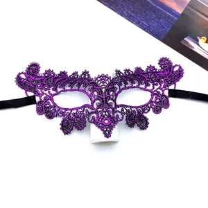 Exquisites violettes und schwarzes Spitzenmasken-Detail, ideal fur Halloween Party.