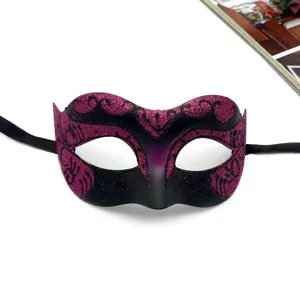 Primo piano dettaglio maschera di carnevale glitterata, mezza maschera nera e viola festa.