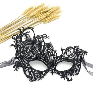 Primo piano dettagliato della maschera in pizzo nero con ricami intricati e strass scintillanti.