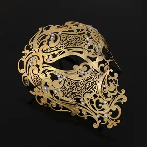 Dettaglio ravvicinato di elegante maschera di metallo dorato con strass per festa.