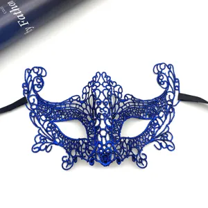 Dettaglio maschera di carnevale in pizzo blu, squisito motivo floreale con nastri neri per festa.