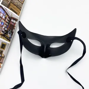 Vista dettagliata della maschera di carnevale nera, maschera da festa vintage con nastri.