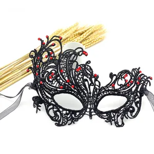 Maschera in pizzo nero con strass rossi per festa in costume di Halloween e eventi.