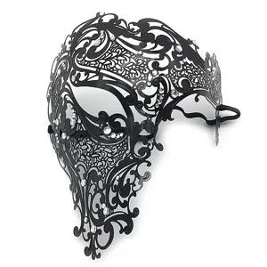 Maschera di carnevale in metallo nero con strass per festa, ballo e costume di Halloween.