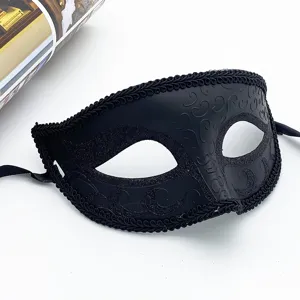 Primo piano maschera nera dettaglio, vista ravvicinata decorazione festa con paillettes