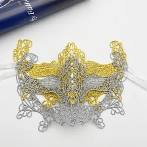 Dettaglio maschera in pizzo oro e argento, elegante accessorio per festa in costume.