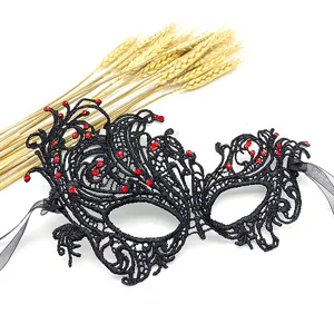 Primo piano della maschera in pizzo nero con strass rossi e decorazione di grano.