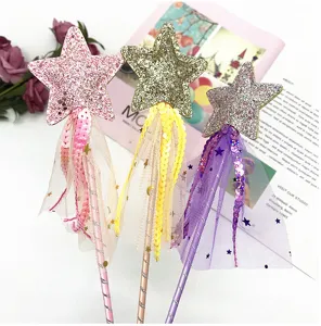 Gros plan détaillé de baguette magique étoile pailletée avec tulle et sequins pour fête.